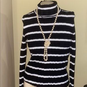 RUE. 21 TURTLE NECK SIZE M🛍